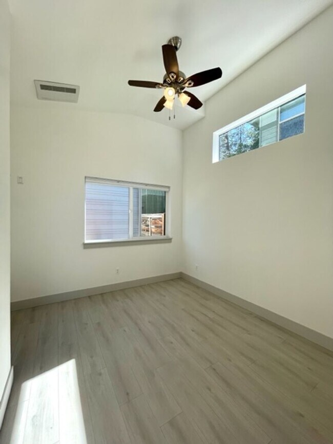 Foto del edificio - Hartford Duplex - 01355-HART-00