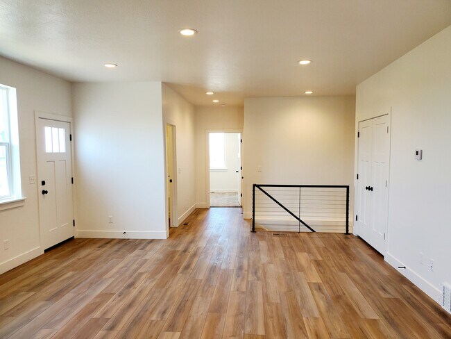 Building Photo - 809 380 E