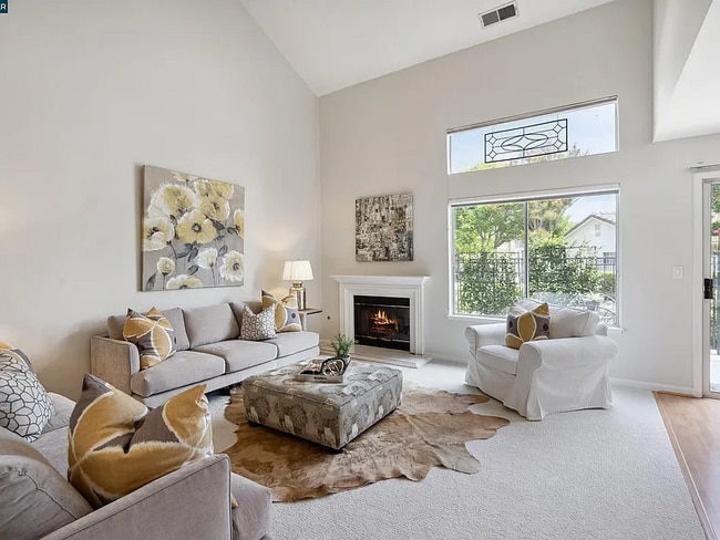 Living Room with high ceilings - 33 Maximo Ct