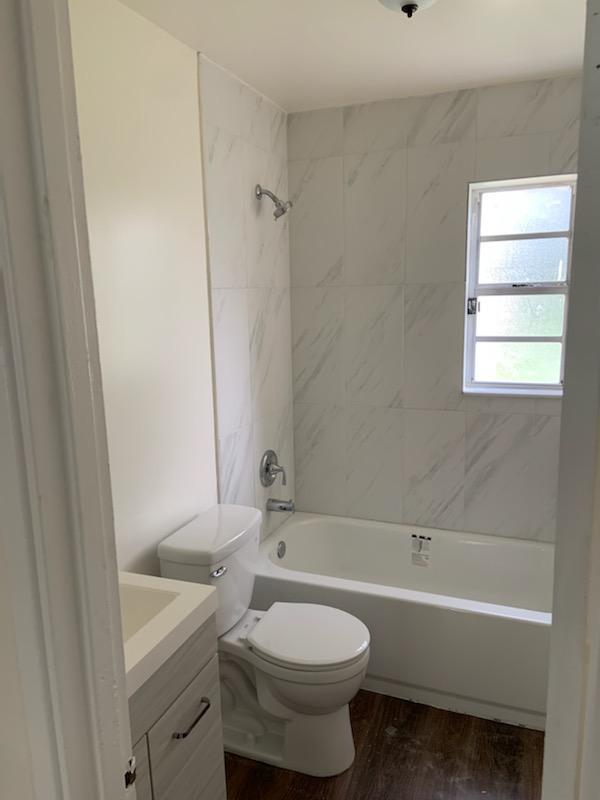 Main Bathroom - 3907 W Pine St