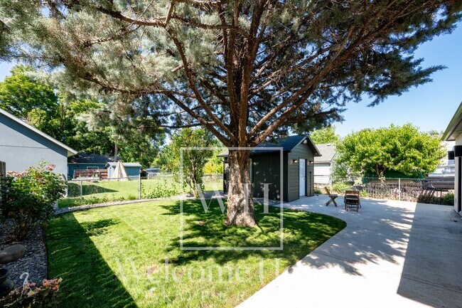 Building Photo - Updated 2 Bed Home with Detached Office & Fenced Yard