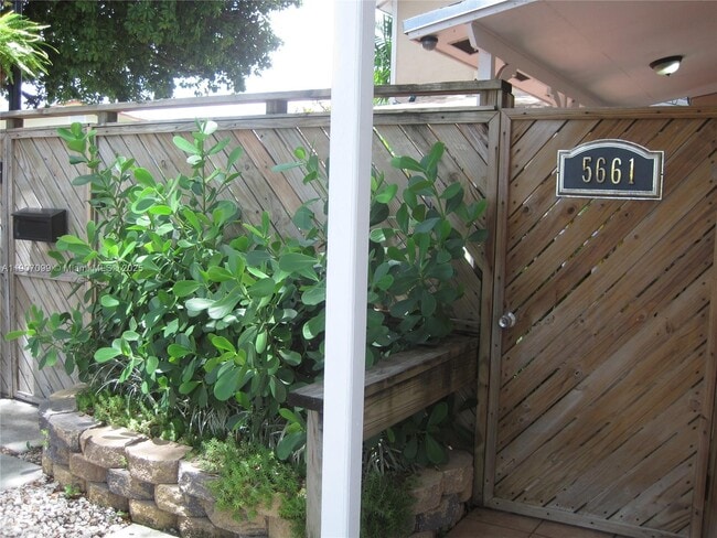 Foto del edificio - 5661 SW 4th St