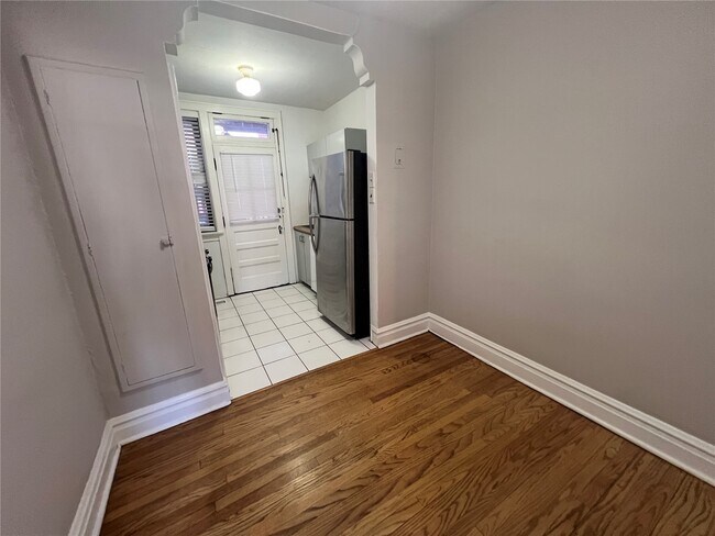 Foto del edificio - 7080 Mitchell Ave