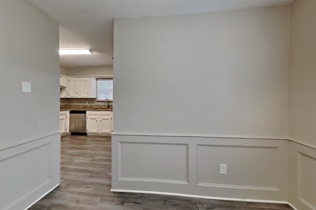 Building Photo - 12311 Oak Park Dr