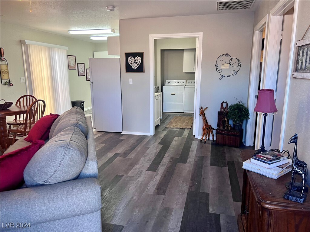 Foto principal - 2681 Canyon St