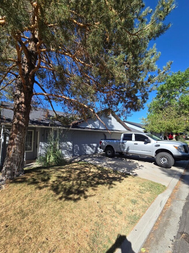 Building Photo - 1275 Alicia Cir