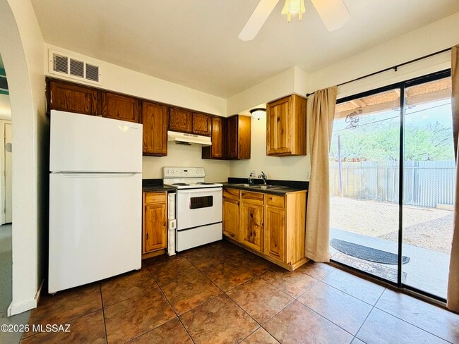 Building Photo - 1028 E Hedrick Dr