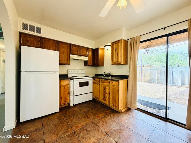Foto del edificio - 1028 E Hedrick Dr