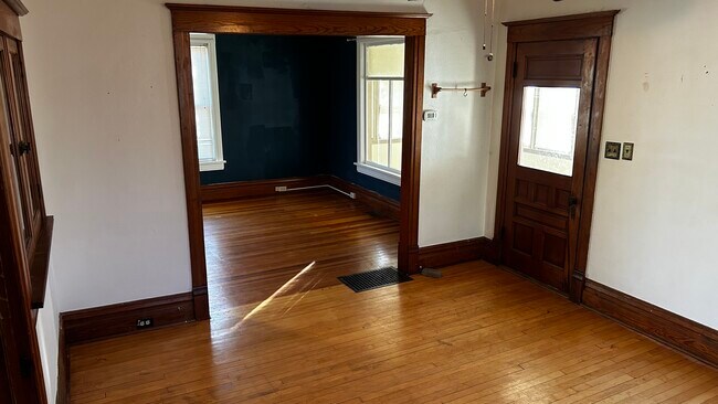 Comedor (sala de estar recta; entrada a la derecha) - 509 E Maple St
