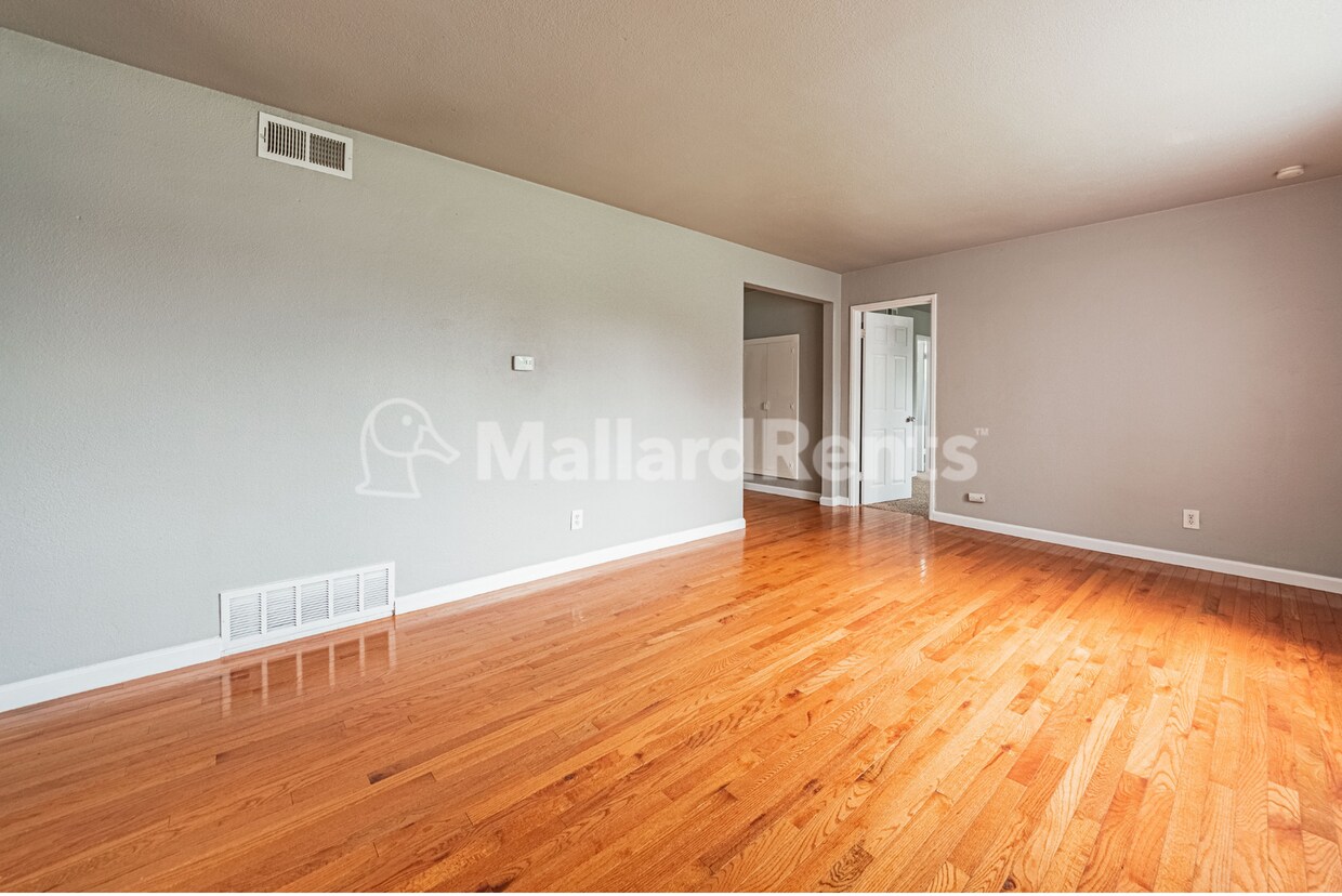 Primary Photo - Move In Special $500 off August Rent!