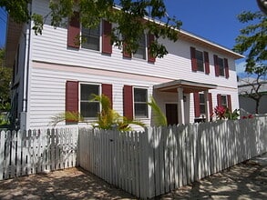 Building Photo - 717 Emma St