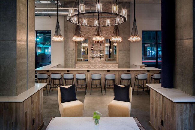 Bar del primer piso - 80 E Milton Ave