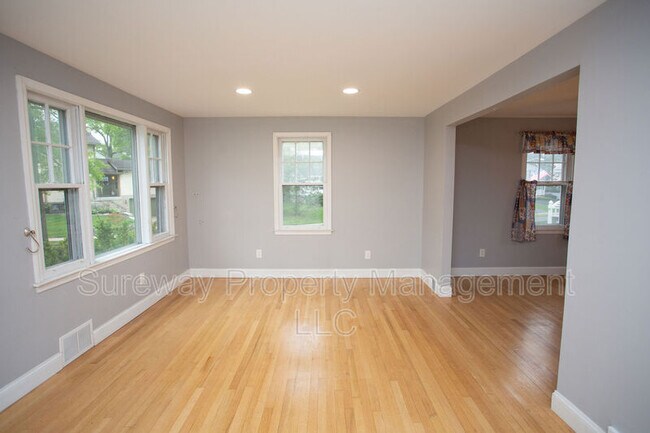 Building Photo - 525 S Vineyard Blvd