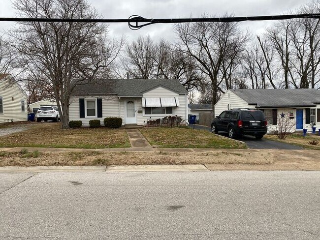 Building Photo - $995 Great Location!! Must See!