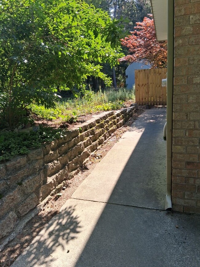 Building Photo - Beautiful 3-Bedroom Home with Pool on Lakeshore Drive