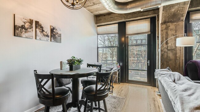 Foto del edificio - 1071 W 15th St