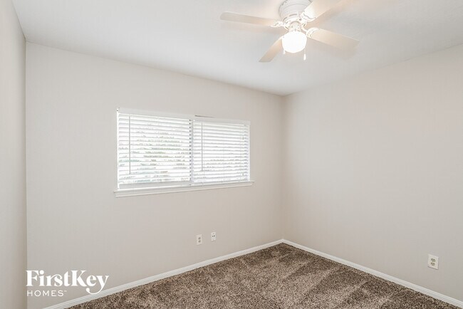 Foto del edificio - 15335 Pebble Lake Dr