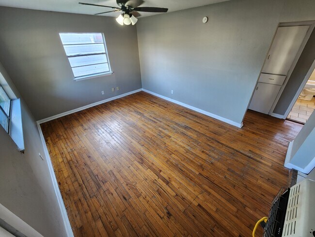 Foto del edificio - 327 E 13th St
