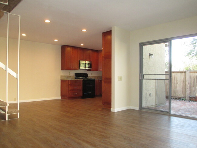 Building Photo - 3BR/1.5BA Townhome in Playmor La Jolla Com...