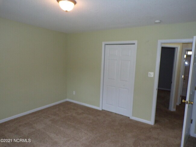 Building Photo - 148 Live Oak Dr
