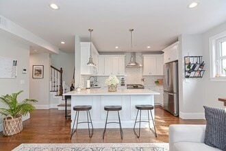 Building Photo - 52R River St