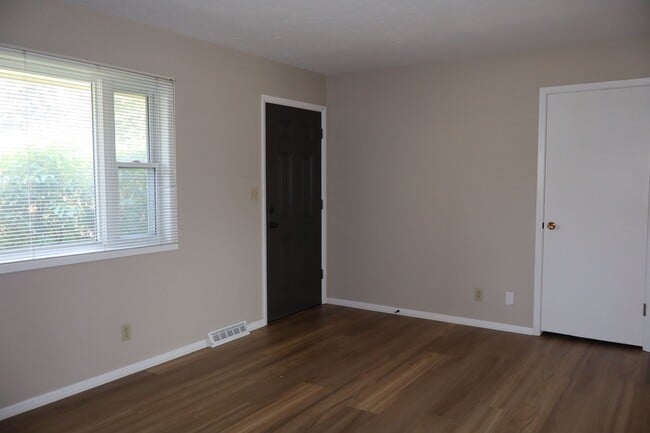 Building Photo - 1802 Hilltop Ct