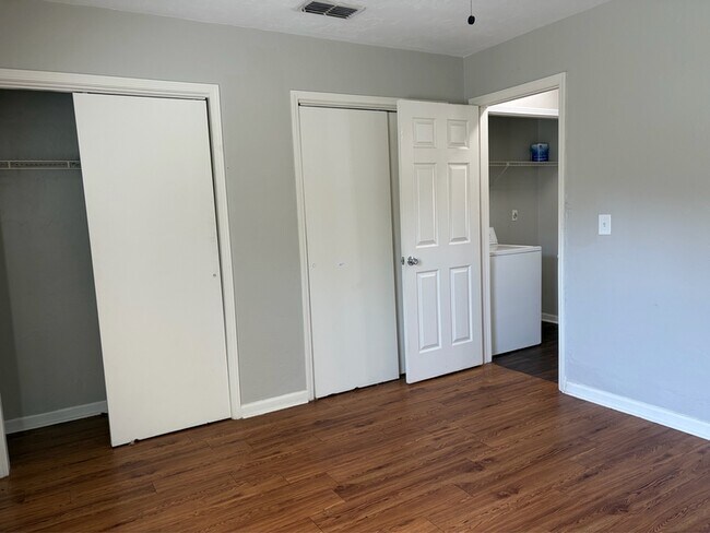 Building Photo - 214 White Dr