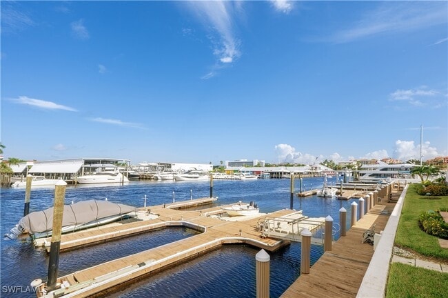 Foto del edificio - 800 River Point Dr