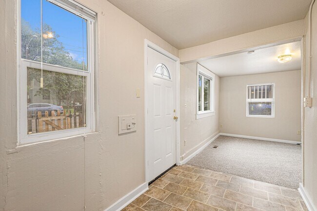 Building Photo - Single Family home, 2 Beds 1 Bath close to...