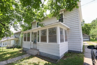 Building Photo - 16 Maple St