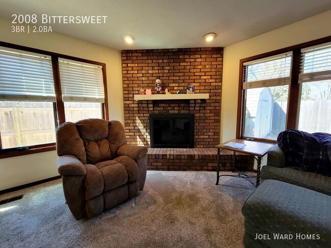Building Photo - Gorgeous 3 Bed, 2 Bath Home with Fenced In...