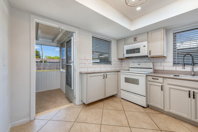 Kitchen - 659 102nd Ave N