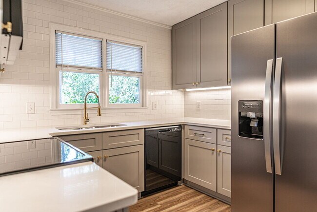 Foto del edificio - 1355 Longleaf Dr E