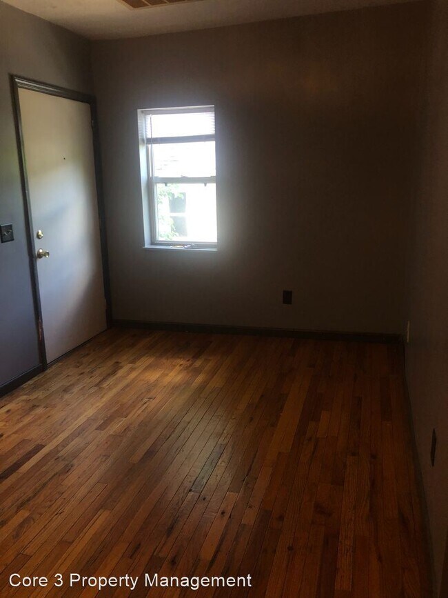 Building Photo - 621 E Locust St
