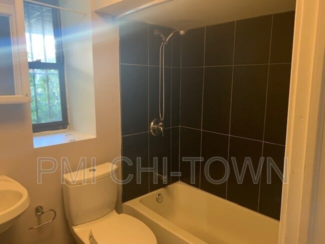 Building Photo - 1114 E 62nd St