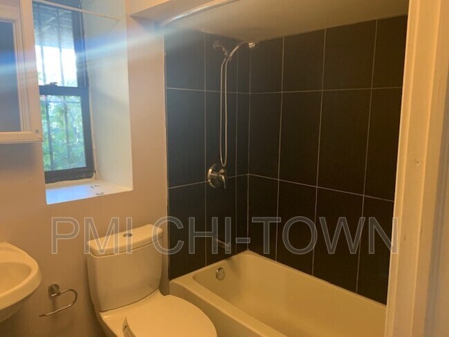 Foto del edificio - 1114 E 62nd St