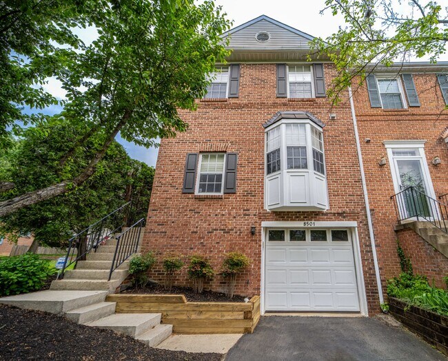 Building Photo - Three-level end unit townhome!