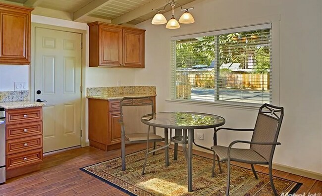 Foto del edificio - Applications are limited to individuals affiliated with the current tenants (roommate replacement...