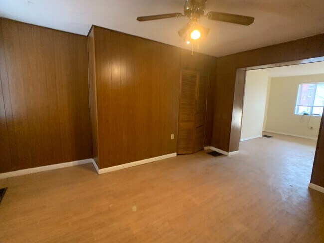 Building Photo - Great 2 bed 2 bath with bonus attic space house located steps from shopping.