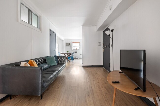 Building Photo - 301 W 31st St