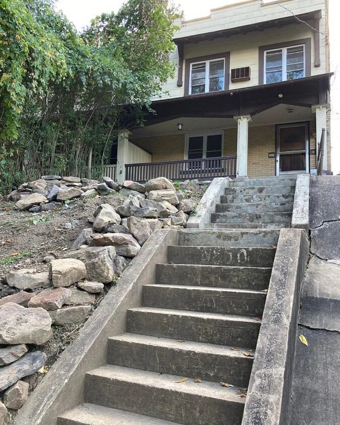 Foto principal - 5850 Douglas St