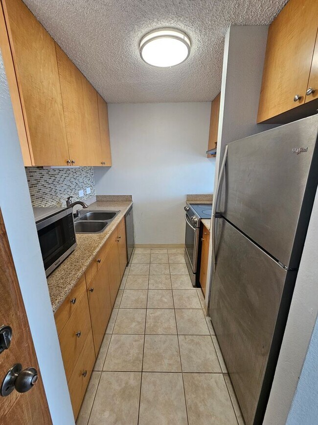 Foto del edificio - Bright 2-Bedroom Condo with Lanai