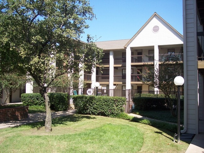 Courtyard w/Pool - 218 N Texas Blvd (Denton, TX) Apartment