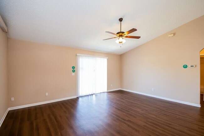 Foto del edificio - 1106 Summer Springs Drive