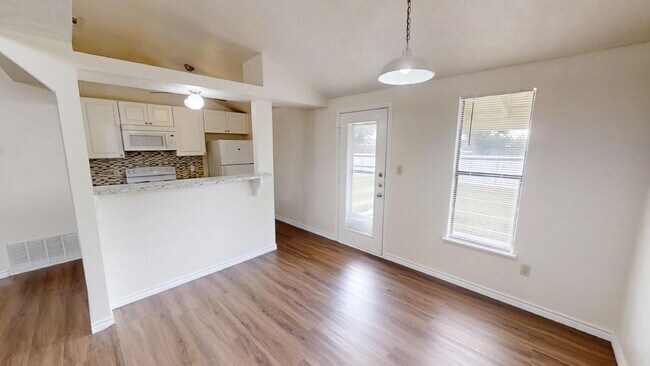 Foto del edificio - "Charming 3-Bed, 2-Bath Gem in Copperas Co...
