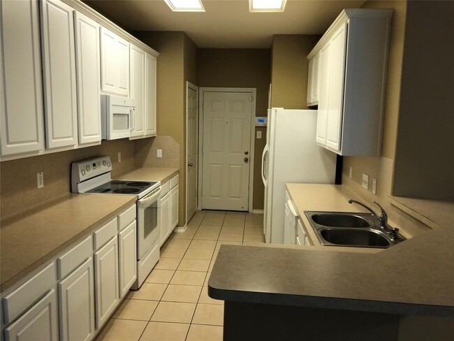 Building Photo - 17167 Oakwood Chase Dr