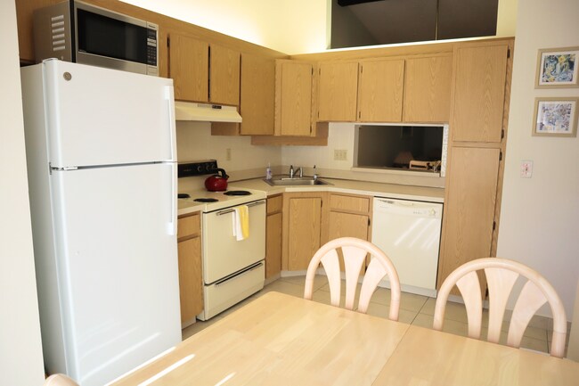 Building Photo - 1389 Pine Ridge Cir E