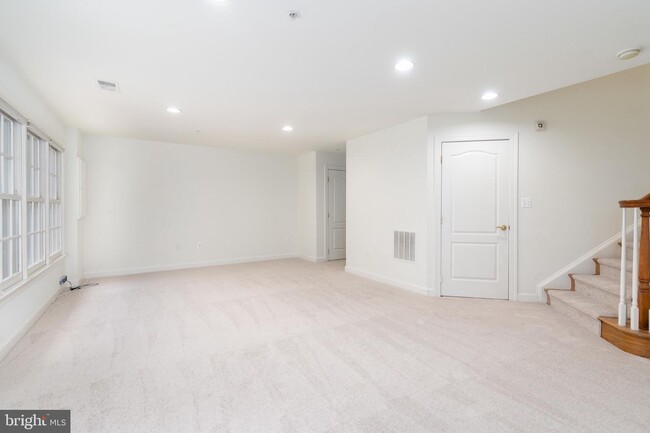 Building Photo - 7425 Seneca Ridge Dr