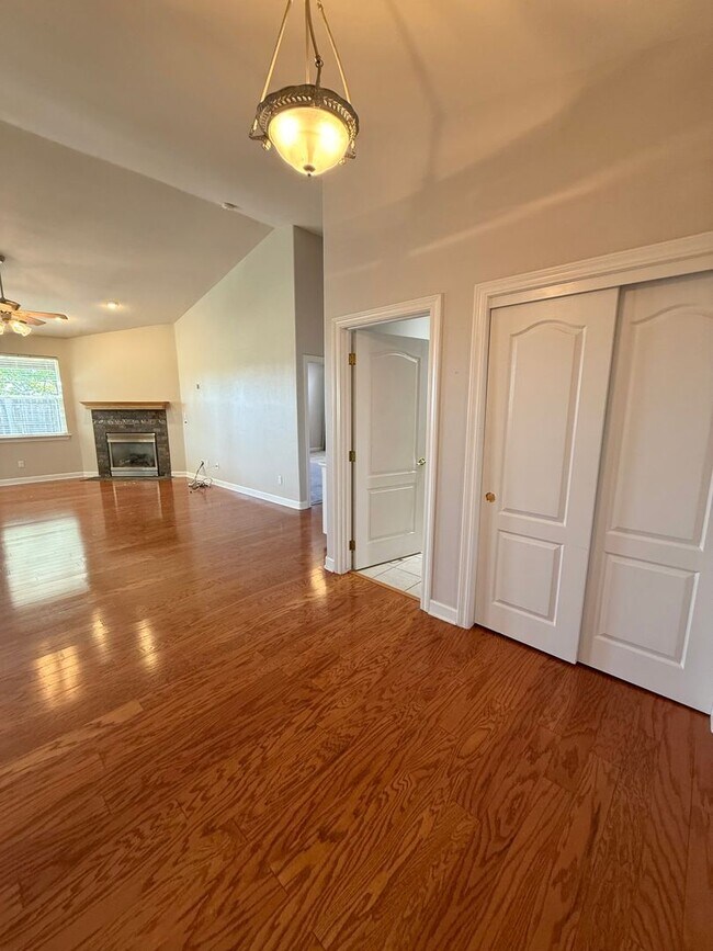 Foto del edificio - Beautiful 3 Bedroom 2 Bath Single Family H...