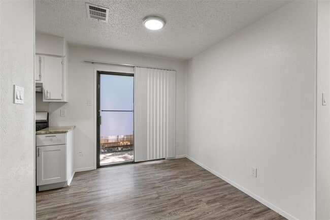 Building Photo - 11411 Walnut Ridge Dr